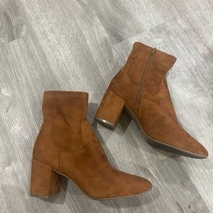 Mid-heeled sock boot